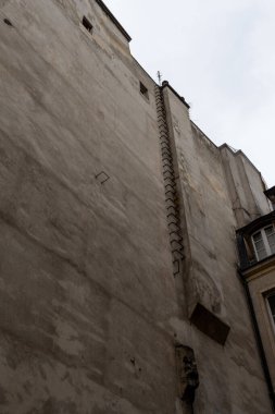 Şehirdeki eski bina.