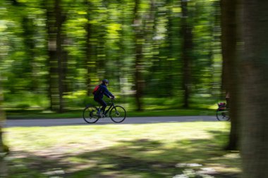 Bisiklet süren kişi