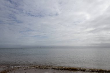 denizin üzerinde gökyüzü