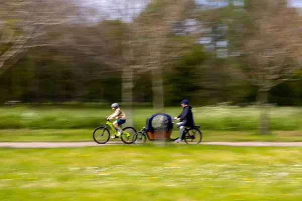 Parkta bisiklet sürmek