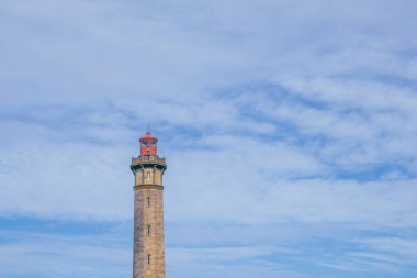 Ülke sahilindeki deniz feneri.