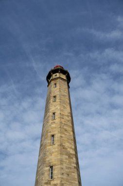 Ülke sahilindeki deniz feneri.