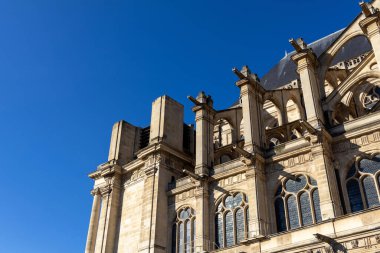 Paris 'te bir katedralin cephesi