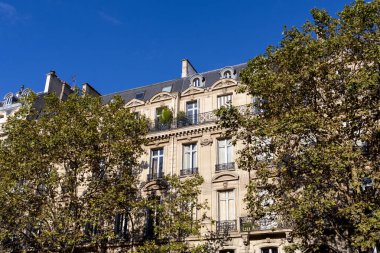 bir binanın ön cephesi