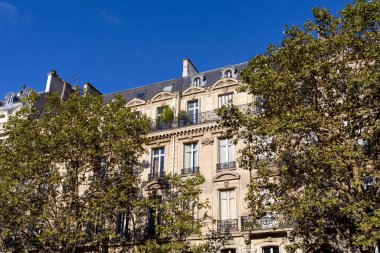 bir binanın ön cephesi