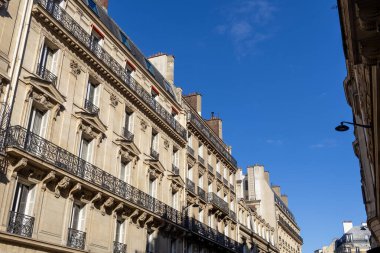 bir binanın ön cephesi