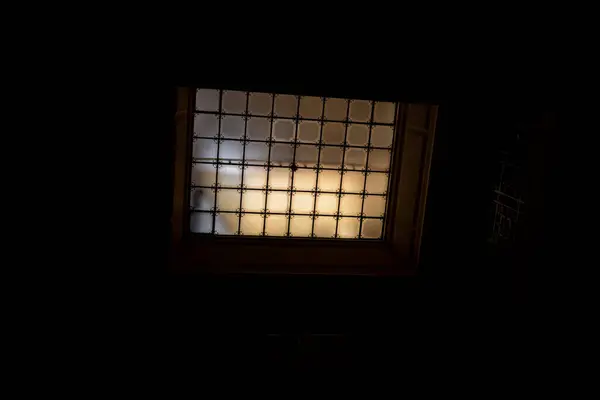 Kilisedeki lekeli pencere.