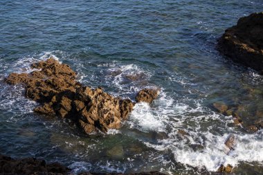 Kayalıklarda dalgalar