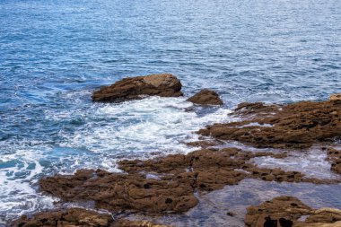 Kayalıklarda dalgalar