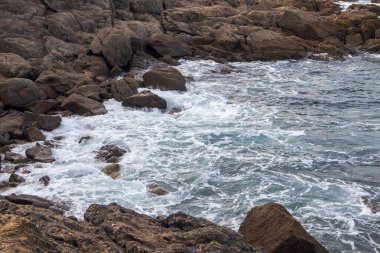 Kayalıklarda dalgalar