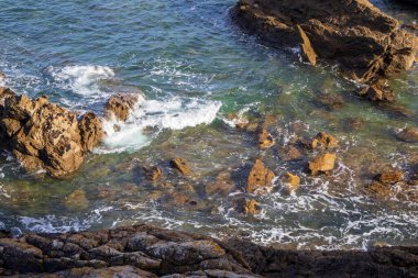 Kayalıklarda dalgalar