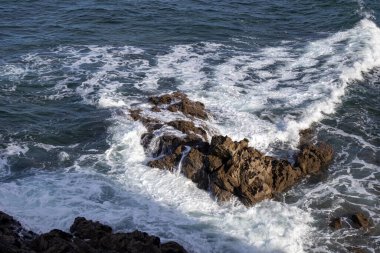Kayalıklarda dalgalar