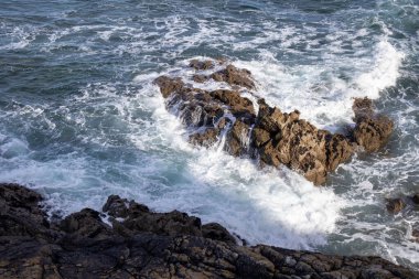 Kayalıklarda dalgalar