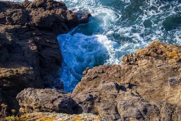 Kayalıklarda dalgalar