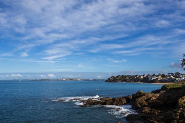 Deniz ve gökyüzü manzarası