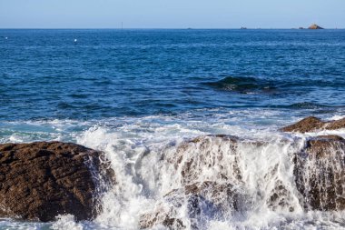 Dalgalar kayalara çarpıyor