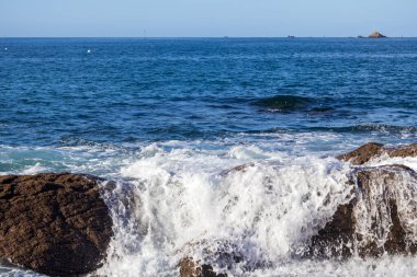 Dalgalar kayalara çarpıyor