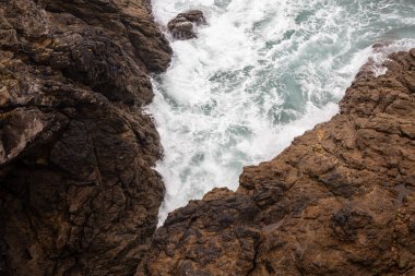 Dalgalar kayalara çarpıyor