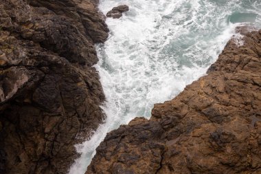 Dalgalar kayalara çarpıyor