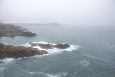 Dalgalar kayalara çarpıyor