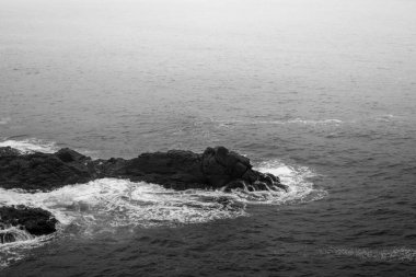 Dalgalar kayalara çarpıyor