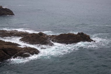 Dalgalar kayalara çarpıyor