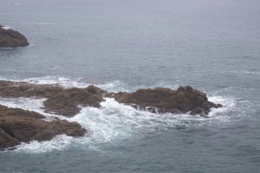 Dalgalar kayalara çarpıyor