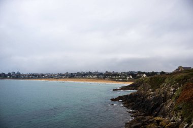 Dalgalar kayalara çarpıyor