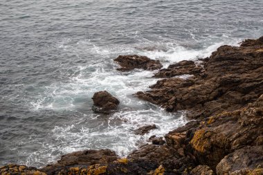 Kayalıklarda dalgalar