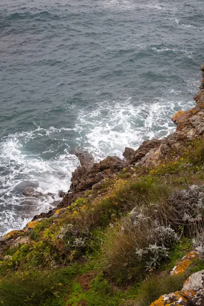 Kayalıklarda dalgalar