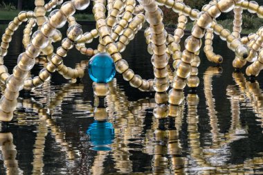 Versay 'da suyun üstünde cam inci.