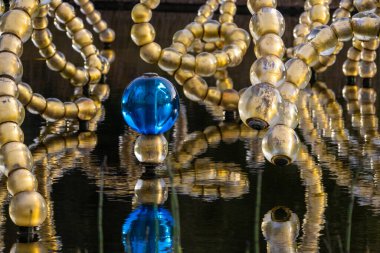 Versay 'da suyun üstünde cam inci.