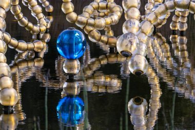 Versay 'da suyun üstünde cam inci.