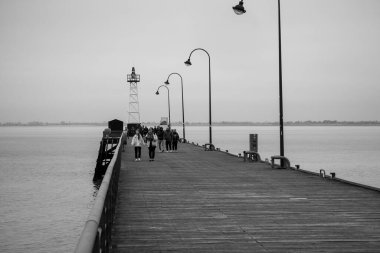 Gri bir günde iskele manzarası