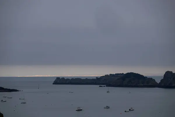 Denizin üzerinde fırtına bulutları