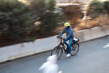 Bisiklet süren bir adam