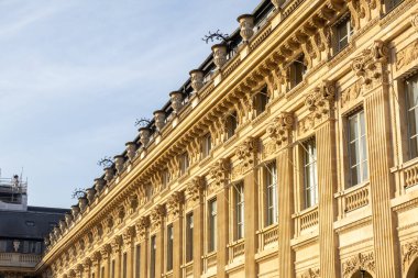 Bir binanın ön cephesi