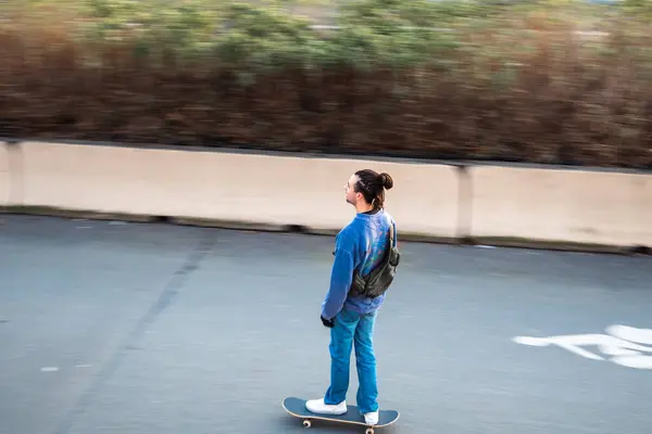 Bisiklet süren bir adam