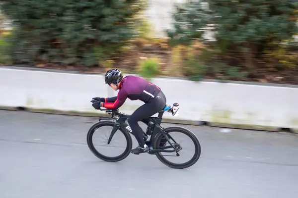 Bisiklet süren bir adam