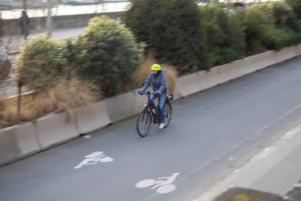 Bisiklet süren bir adam