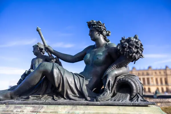 Versay Sarayı 'nın parkında heykel