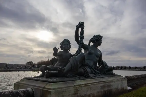 Versay Sarayı 'nın parkında heykel