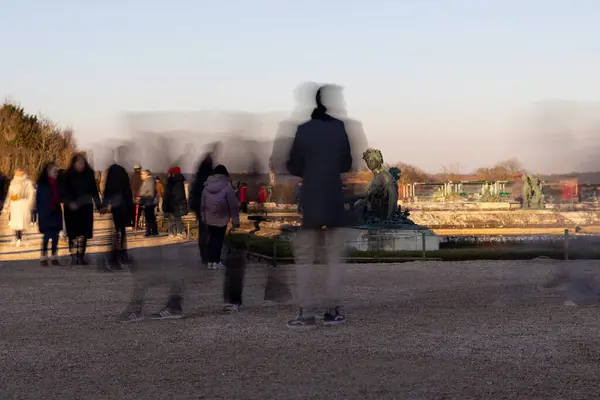 İnsanlar parkta yürüyor.