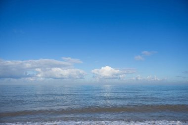 Denizin üzerinde bulutlar
