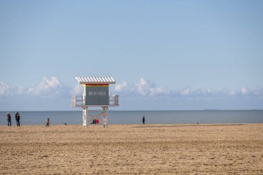 Sahildeki cankurtaran kulesi.