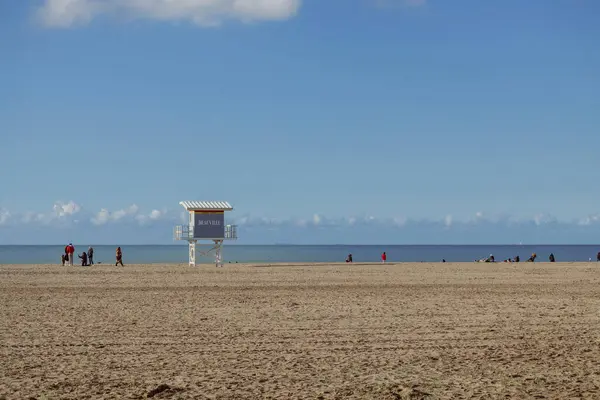 Sahildeki cankurtaran kulesi.