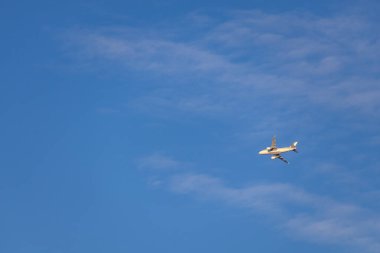 Gökyüzünde bir uçak