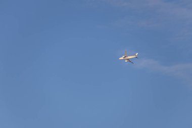 Gökyüzünde bir uçak