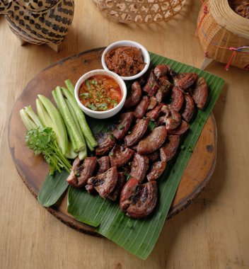 Biber soslu kızarmış domuz Chitterlings. Bağırsakları domuz eti ve Tayland yemeği.