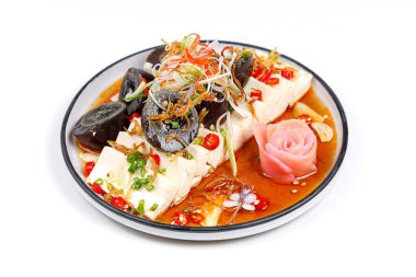 Yüzyıllık Yumurtalı Soğuk Tofu Salatası